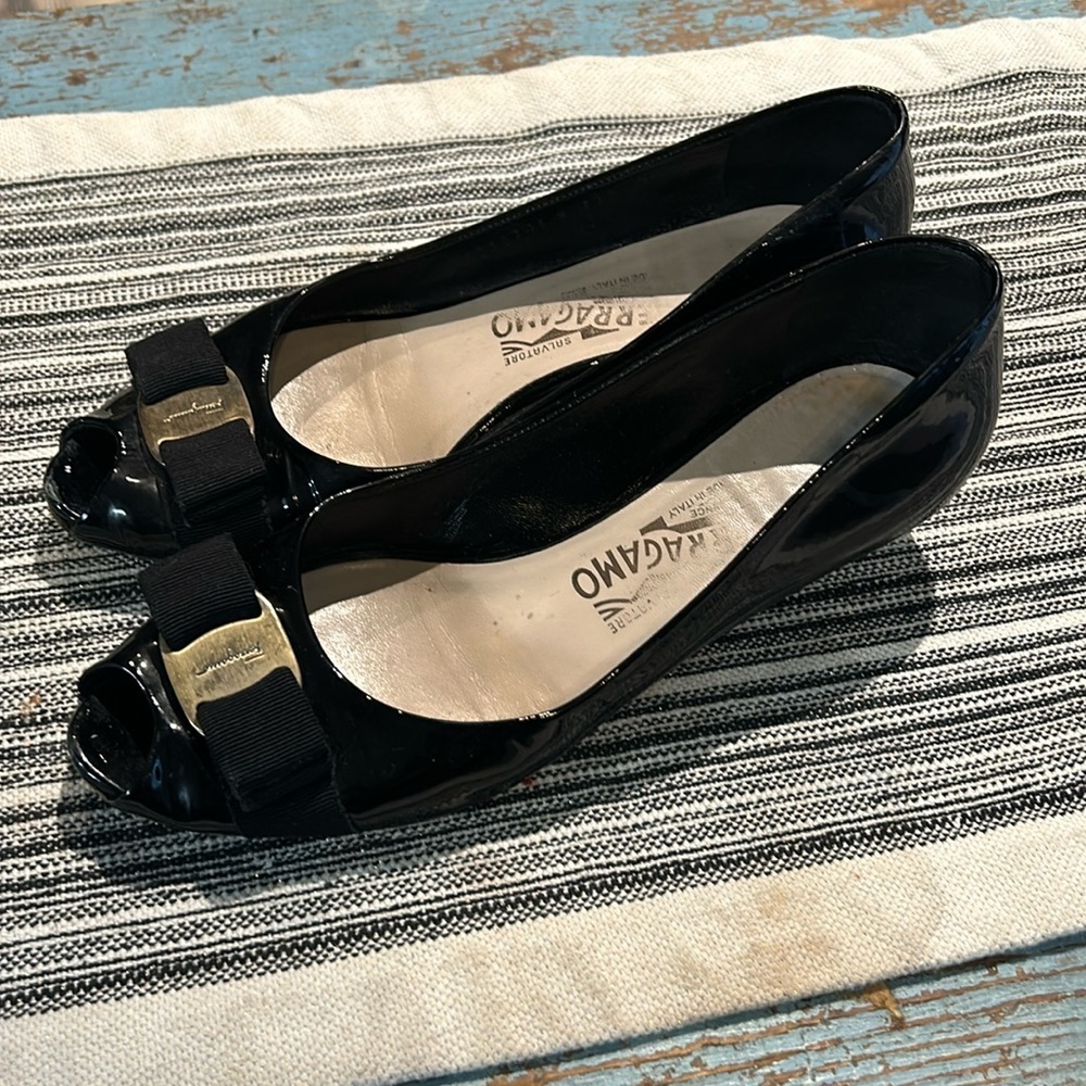 Salvatore Ferragamo Peep Toe Kitten Heels Black Patent Leather Size 7.5